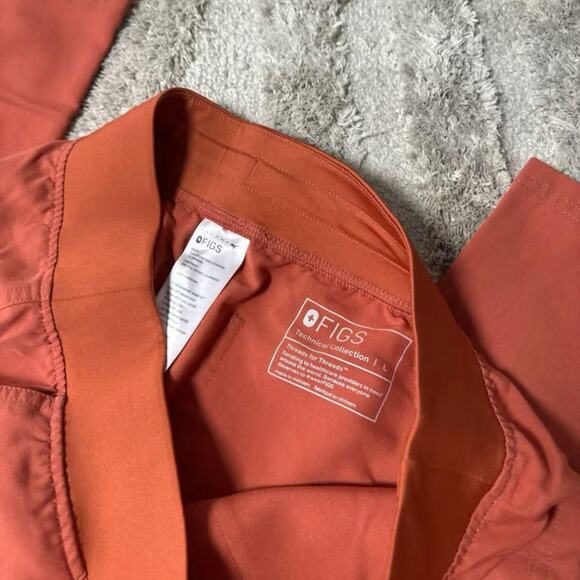 FIGS High Waisted Yola Skinny Scrub Pant - Picture 3 of 3